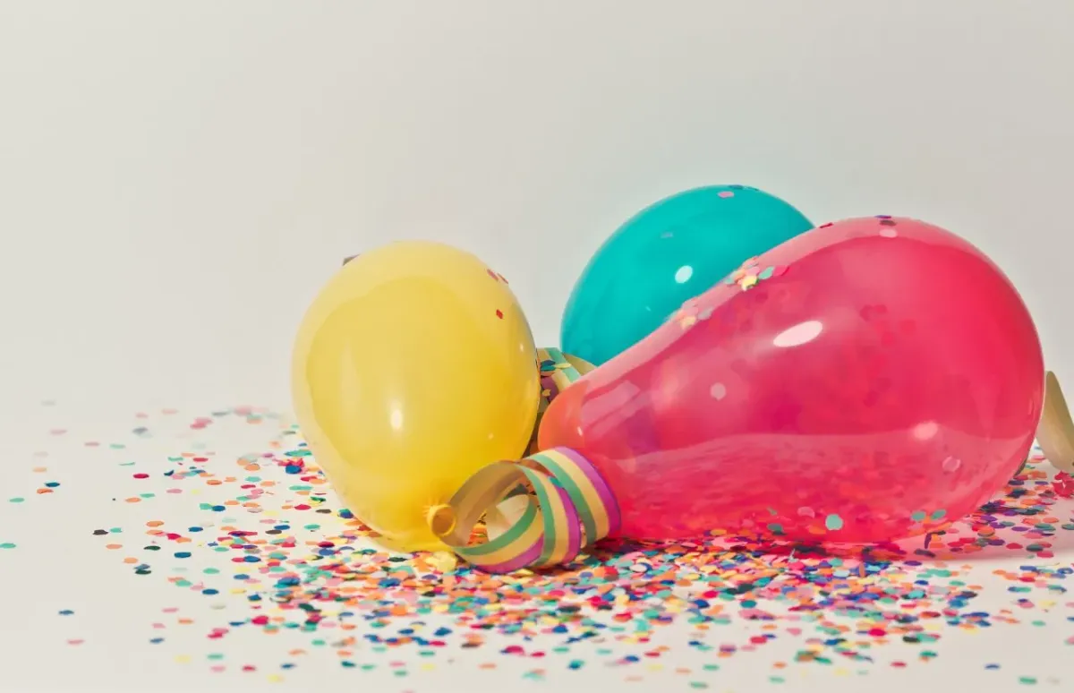 Balony do dekoracji: Efektowne ozdoby sali i imprez