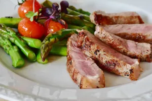 Dieta białkowo-tłuszczowa - strzał w dziesiątkę dla miłośników mięsa