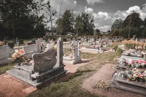 Czy osoba niewierząca może być pochowana na cmentarzu katolickim?