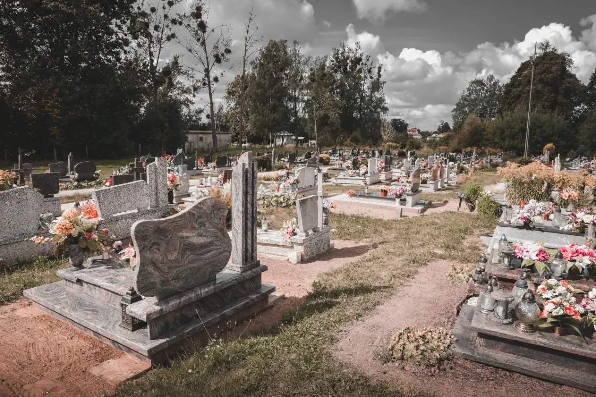 Czy osoba niewierząca może być pochowana na cmentarzu katolickim?