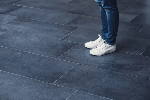 Płytki matowe czy z połyskiem – najciekawsze rozwiązania designerskie
