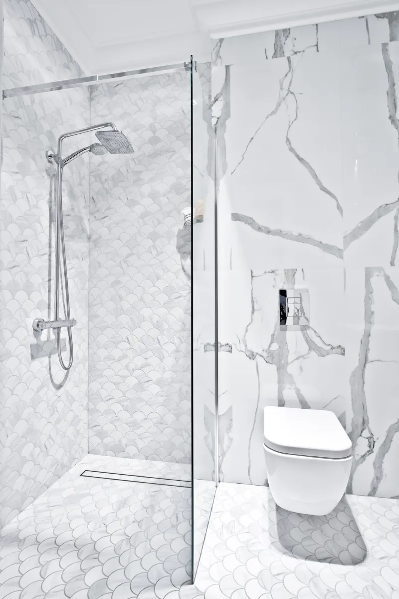 ujęcie na łazienke w płytkach marmurowych flabellum marble raw decor i wielkoformatowych marmurowych