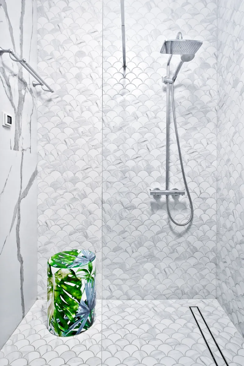oryginalna łazienka z mozaiką flabellum marble raw decor na ścianie i podłodze