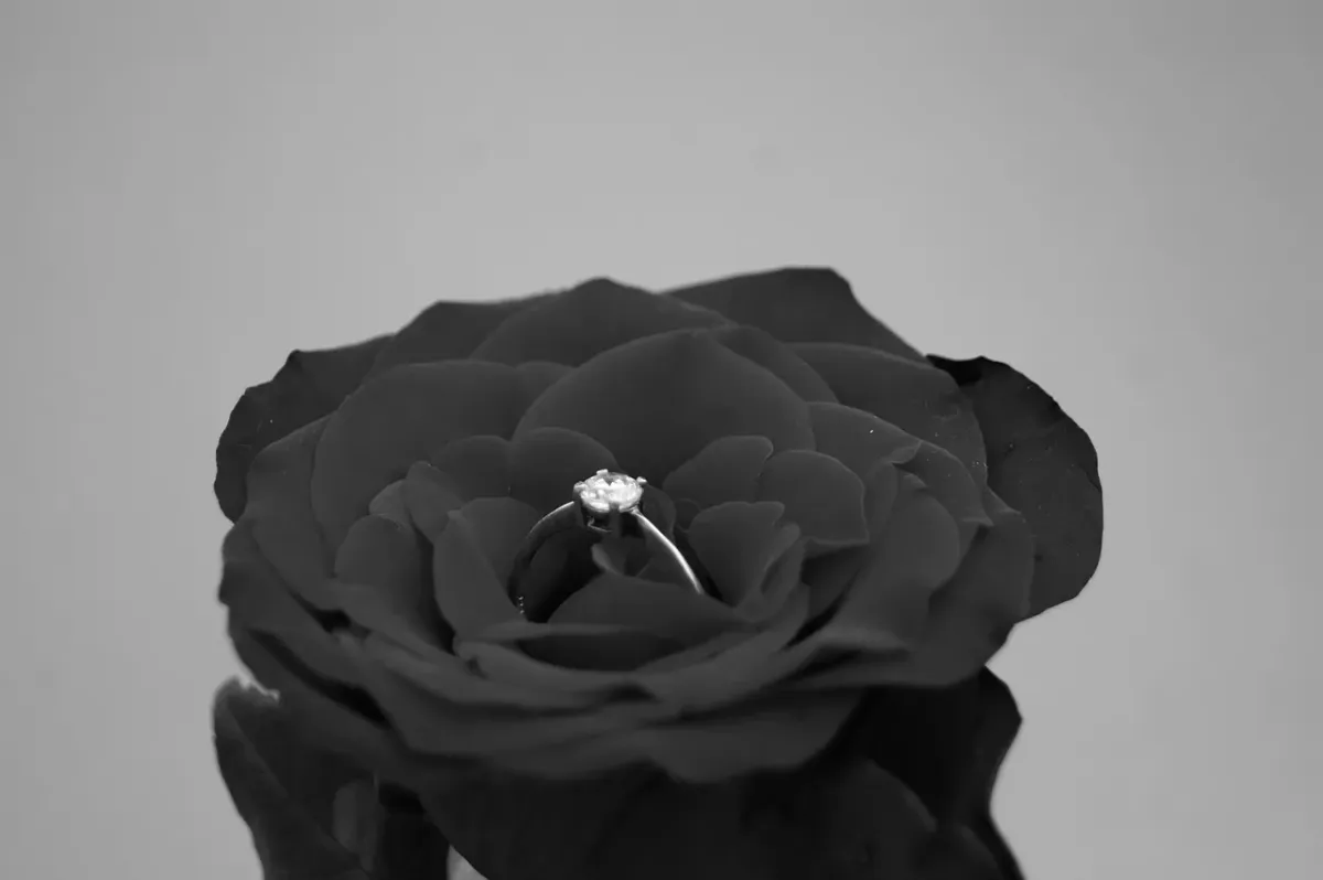 Pierścionek z czarnym oczkiem – elegancja w prostym wydaniu