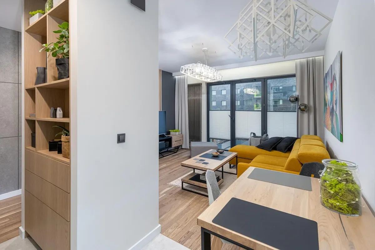 Nowoczesne wnętrze apartamentu urządzone w eleganckim i funkcjonalnym stylu.